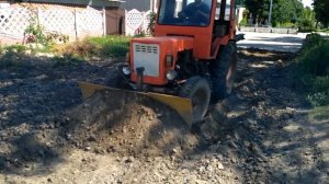 Трактор Т-25 с бульдозерным отвалом, перемещение грунта.