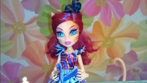 Видео куклы монстр хай))Тора делает уроки