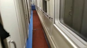 Внутри вагона двухэтажного поезда