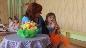 Мама с дочкой поют на 8 марта