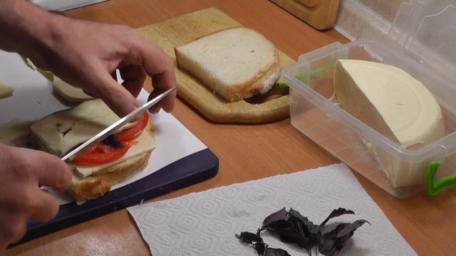 Горячий бутерброд " Капрезе " с сыром сулугуни, базиликом и помидором. Просто, очень вкусно!