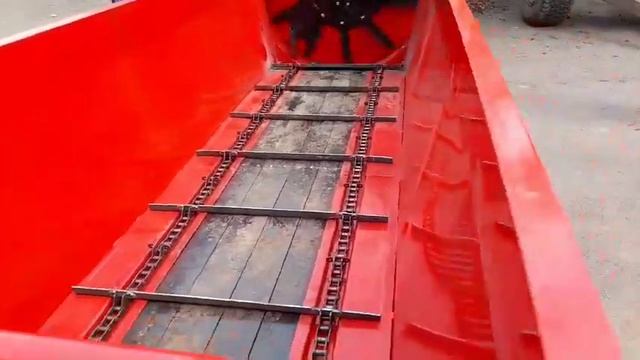Разбрасыватель органических удобрений в плодовых садах.