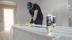 Клеим галтели вместе с монтажным клеем Декор Экспресс