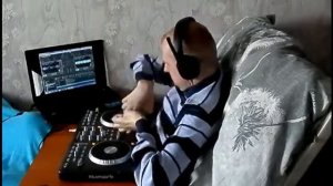 Необычный диджей играет MAX MIX