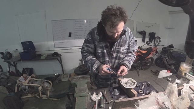 Завтулил  и развернул коромысла. Начал собирать редуктор.