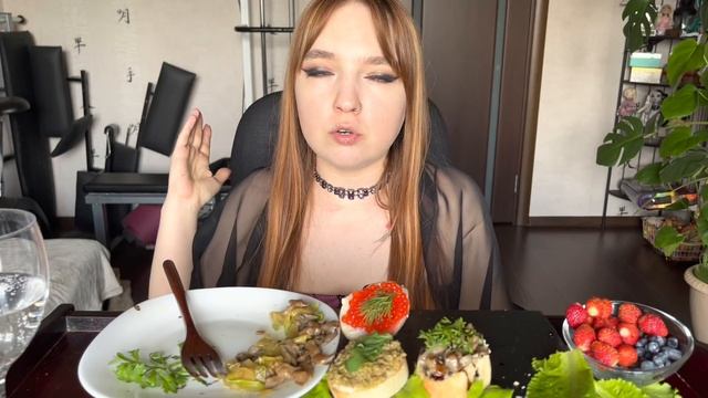 Мукбанг | Паста из кабачка, брускетты, ягода | Mukbang | Zucchini pasta, toasts, berries ? смотреть онлайн
