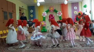 маленькие куколки умеют танцевать