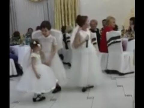 01 - Аня Драгу с сестричками поздравляют бабушку - Ангелы