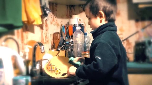 Ребенок сам моет посуду смотреть онлайн