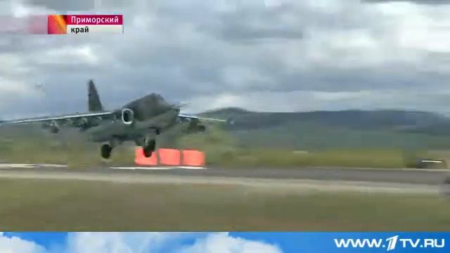 В Приморье во время учений штурмовик Су 25 отрабатывал посадку на шоссе смотреть онлайн