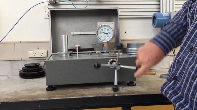 DeadWeight Tester смотреть онлайн