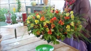 How to create a Christmas wreath vase centrepiece