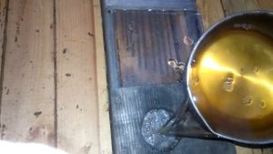 Осенняя подкормка пчёл сахарным сиропом , самодельные кормушки для пчёл