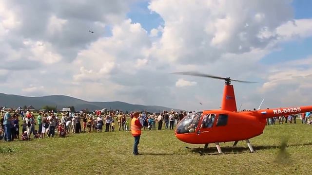 День Авиатора в аэропорту Кузнецовский. Взлет и посадка второго вертолета