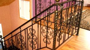 Кованые перила для лестницы на второй этаж в частном доме интерьер