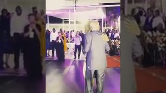 L'ancien president de l'angola Jose Eduardo Dos Santos dance avec ça fille cherie...