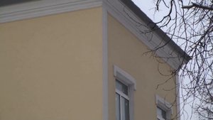 Клей-пена Ceresit CT 84 хорошо работает в качестве клея для приклейки пенопласта на фасад дома