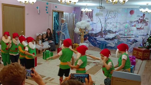 Танец гномиков на новый год в старшей группе