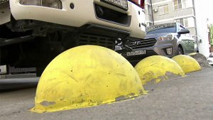 Российские дворы превращаются в полосы препятствий