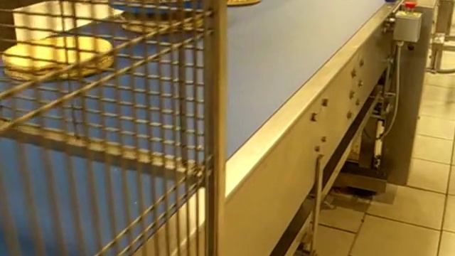 Автоматическая линия сборки и обмазки тортов