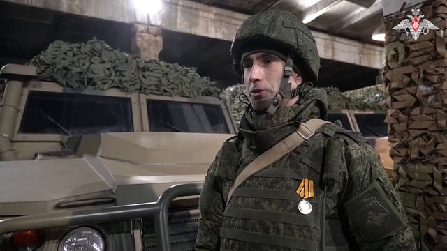 Водитель-электрик комплексной аппаратной связи рассказал о своих боевых задачах в зоне спецоперации.