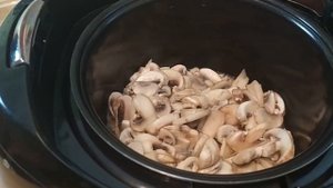 ГРИБЫ В СМЕТАНЕ / Вкусные тушёные шампиньоны, простой рецепт / Готовим в мультиварке Редмонд