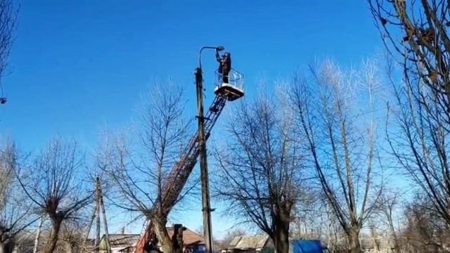В ГОРОДЕ ПЕТРОВСКОЕ ВЫПОЛНЯЮТСЯ РАБОТЫ ПО ТЕКУЩЕМУ РЕМОНТУ НАРУЖНОГО ОСВЕЩЕНИЯ смотреть онлайн