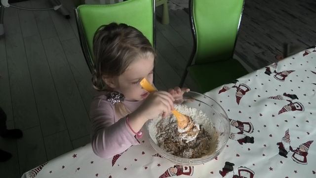 Алиса с мамой готовят имбирные печенья!!! смотреть онлайн