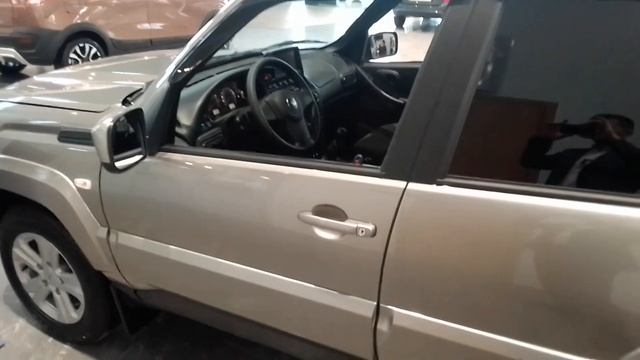 Новая Niva Travel Комплектация1.7 л 8 кл. (80 л.с.), 5МТ / Luxe цвет Серебристо-серый "Техно" смотреть онлайн