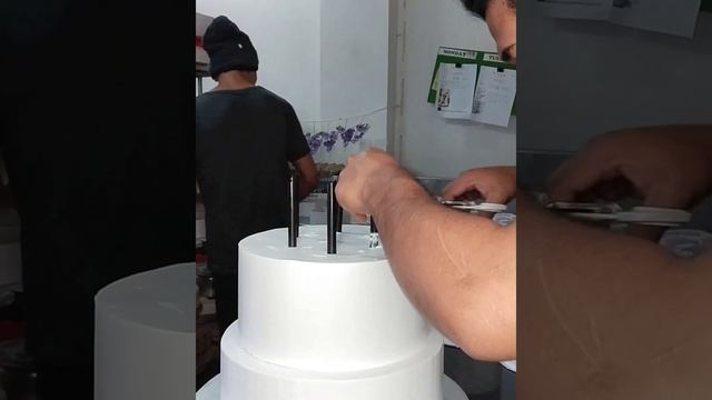 How To Make Most Simple And Beautiful Wedding Cake With Lavender Color Flowers?