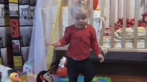 Ребёнок 10 МЕСЯЦЕВ /  Кормим игрушки / Ходим и хлопаем в ладоши