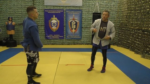 Не часто встречающиеся броски- Вертушка с захватом за пояс сзади.