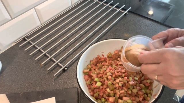 Невероятно вкусно! Баварский пирог с ревенем и нежным безе.