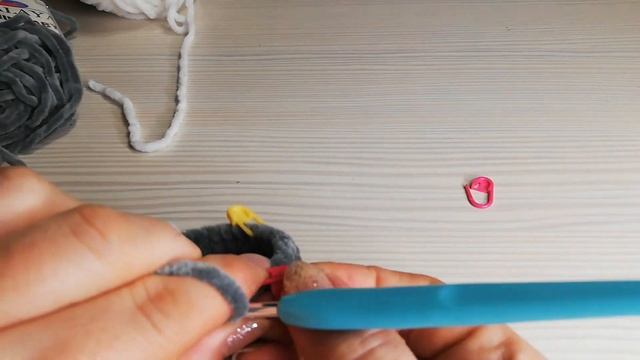 (13) Мышка из плюша. часть 4 ( ножки и утяжка ножек) Мастер класс. Вязание крючком. Школа навыков M смотреть онлайн