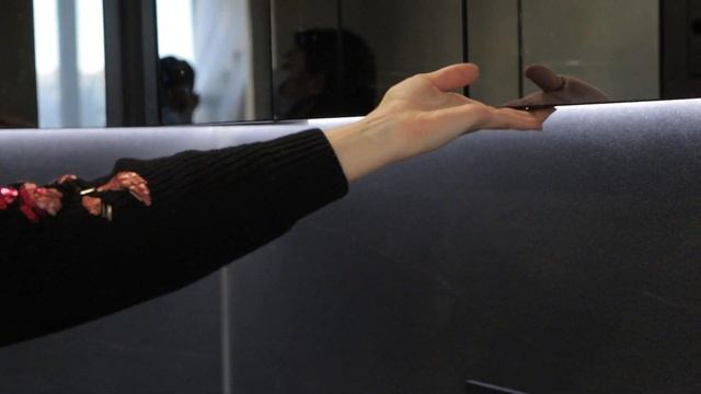 Кухня на заказ МДФ Арпа белый пластик и зеркальные фасады смотреть онлайн