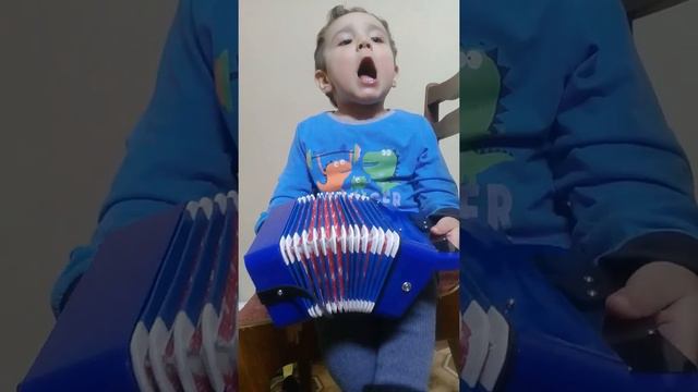 Маленький музыкант😂😂😚 смотреть онлайн