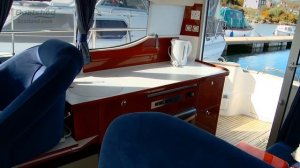 Морской катер с рубкой Aquador 32 С, для путешествий и рыбалки.