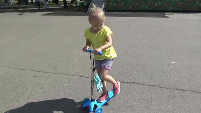 Алиса катается на самокате в Парке Победы Alice rides a scooter in Victory Park смотреть онлайн