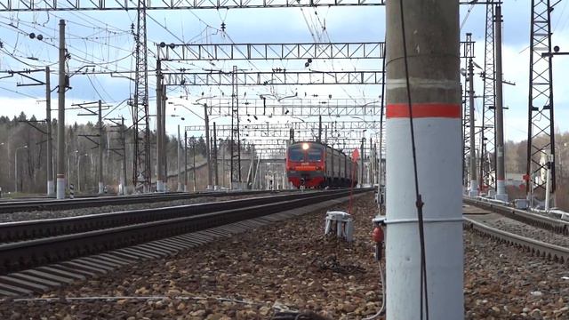 ЭД4М-0213 с приветливой бригадой следует по станции Бекасово-I смотреть онлайн