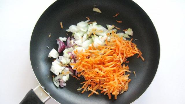 Тушеная капуста с копченой колбасой