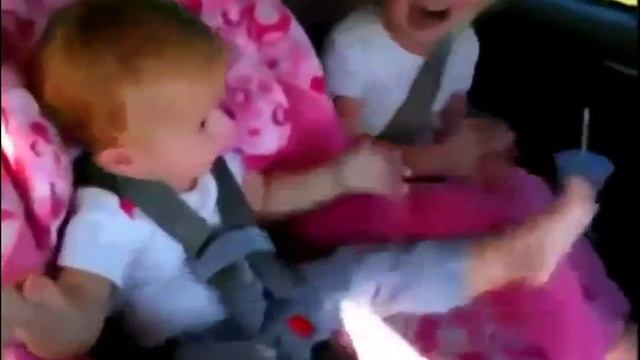 Очень смешно жгут детки!!!! Смешные малыши, смотреть всем!!!