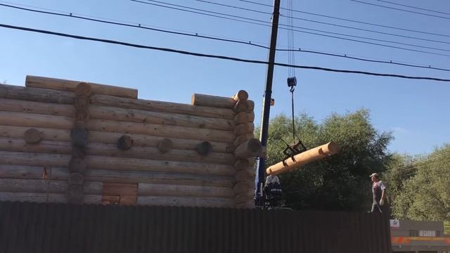 Монтаж сруба с помощью манипулятора