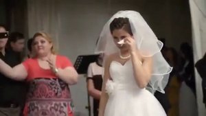 Брат читает реп сестре на свадьбе