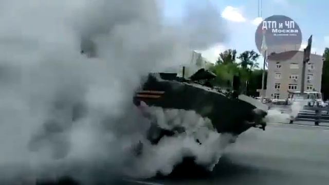 Сгорел "новейший не имеющий аналогов" БТР "Бумеранг" 😂 смотреть онлайн
