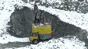 Всепогодный самосвал БелАЗ и экскаватор ЭКГ-5А