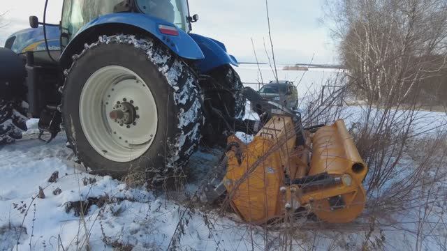 Обзор и демонcтрация работы трактора New Holland 7060 с ротоватором Mericrusher MJS-241STG
