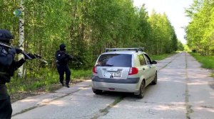 Сотрудники ОМОН «Зырянин» отработали задержание условных вооруженных преступников