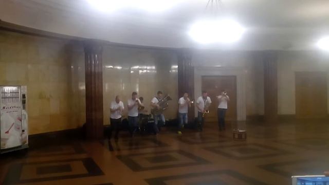 На лабутенах  - 7 музыкантов играют в метро...
