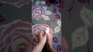 Забинтованный большой палец на правой ноге