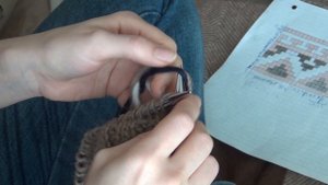 Уроки вязания для начинающих: трехцветный жаккардовый узор